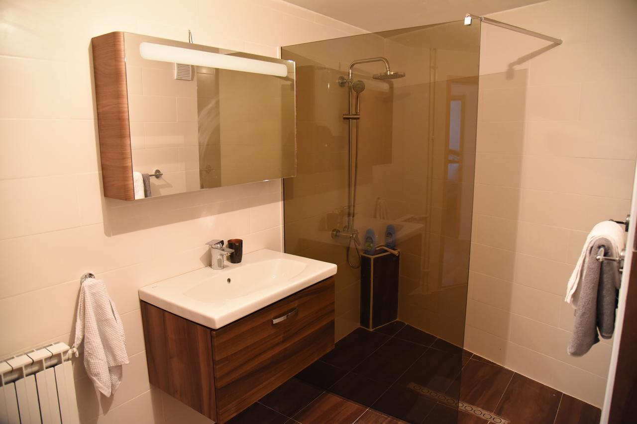 3 Bedroom Home With Parking Garage In The Heart Of סקופיה מראה חיצוני תמונה